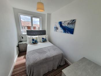 Cheerful 4 - Tranquil Oasis Modern and Spacious Retreat 4-Bedroom with Private Parking and Serene Gardens, Luton (Foto 4)