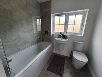 Cheerful 4 - Tranquil Oasis Modern and Spacious Retreat 4-Bedroom with Private Parking and Serene Gardens, Luton (Foto 5)
