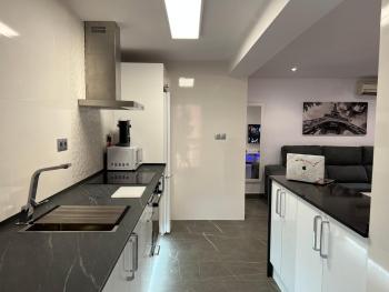Apartamento espacioso de diseño a 3 min RENFE con Parking Privado, Córdoba (fotografie 2)