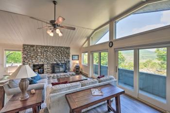 House w/ Balcony ~ 5 Mi to Cranmore Resort!, Bartlett (foto 5)