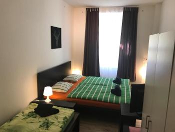 3 Bed Flat - Sleeps 20 - Smoking room - Wifi, Praha (fotografie 2)