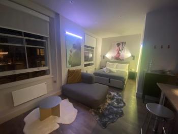 NEW LUXURY CYBERPUNK 1Bed Studio Serviced Apartment Notting Hill London Free WIFI & NETFLIX Central Location Perfect for Solo & Coupled Guests, Londýn (fotografie 3)