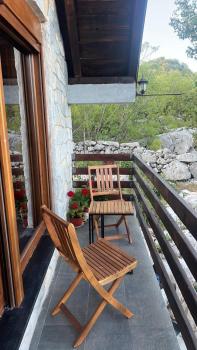 house on the hill, Cetinje (fotografie 5)