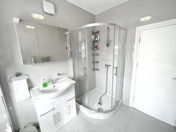 Luxurious House near Excel- Air Conditioning, 9 Beds, 2 Baths, Garden, fast WiFi, Londyn (zdjęcie 5)