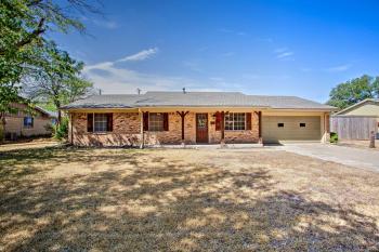 Home in Historic Waxahachie w/ Yard & Patio!, Ваксахачи (фото 2)