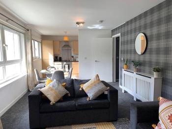 Modern 2 bedroom flat with free parking in Cambuslang, Glasgow, Glasgow (photo 2)