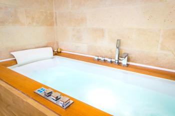 Jacuzzi® - La petite Romantique - FloBNB, Laon (zdjęcie 5)