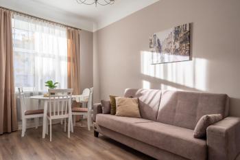 Stylish Latvian Classic 1-Bedroom Apartment Near City Center, Parks & Public Transport Links, Riga (foto 2)