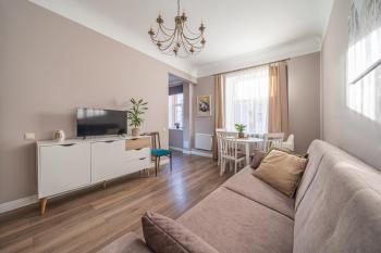 Stylish Latvian Classic 1-Bedroom Apartment Near City Center, Parks & Public Transport Links, Riga (foto 4)