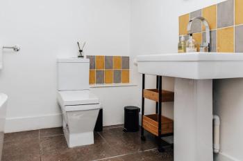 EXPOSED BRICKWORK TOWNHOUSE w FREE SECURE PARKING, Birmingham (foto 4)