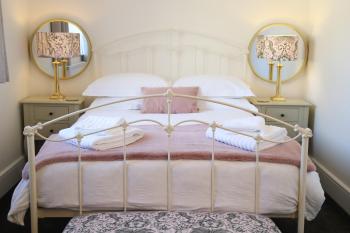 Burgess Yard 2-bedroom cottage, Bath, Bath (photo 5)
