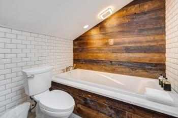 Top Floor in the Heart of West Town! Perfect for Any Group and PET FRIENDLY! apts, Chicago (photo 4)