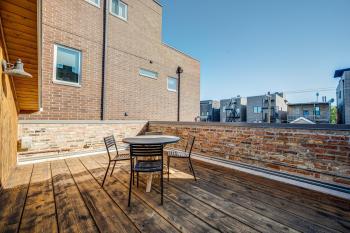 Top Floor in the Heart of West Town! Perfect for Any Group and PET FRIENDLY! apts, Chicago (photo 5)