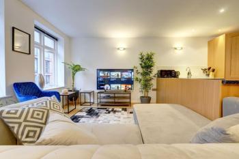 City Centre, 2 Bedroom, Secured Parking, 3 King Bed, WiFi Sleep 6 Guest Comfortable on Three King Size Beds, Jewellery Quarter , Birmingham City Centre , Allocated Secured Parking, Бирмингем (фото 2)