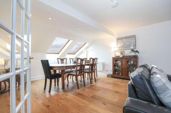 Luxury 3 Bed Royal Mile Apartment, Edinburgh (photo 5)