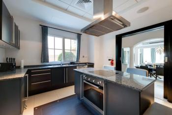 Vacationer Holiday Homes I Modern 3 Bed Villa I Private Pool I Luxury Retreat I Whispering Pines, Dubai (Foto 4)