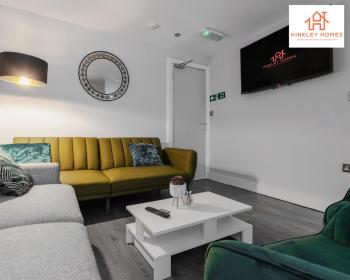 Supersized House 6 Beds Sleeps 14 w Garden & Carpark By Hinkley Homes Short Lets & Serviced Accommodation, Liverpool (photo 2)