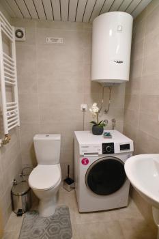 Chic Urban Retreat with Balcony, Parking & Wi-Fi, Skopje (foto 5)
