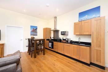 JOIVY 1 bed Flat in Old Town, next to St Giles Cathedral, Эдинбург (фото 2)