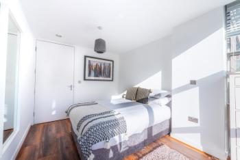 City Centre Gem Free Parking Private Balcony 2Bed, Liverpool (photo 3)