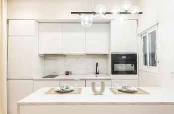 Sophisticated apartment with balcony & city views by REMS, Malaga (foto 2)