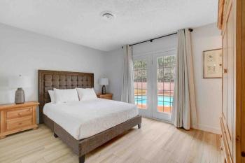 Resort Style 4 bedroom House with Pool Minutes from Strip, Las Vegas (photo 3)