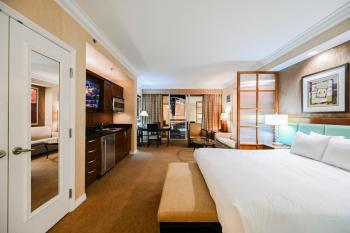 MGM Signature Towers, Balcony Suite, Strip View - NO RESORT FEES!, Las Vegas (photo 3)