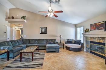 Sleek Vegas Home with Private Pool, Game Room!, Las Vegas (zdjęcie 5)