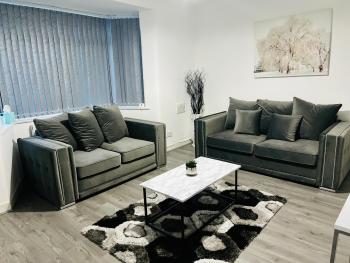 Beautiful and Homely 3 Bed House With FREE Parking So Close To Man City and City Centre, Manchester (photo 5)