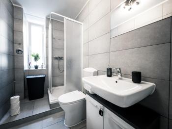 Ruhige 2 Schlafzimmer Wohnung: 5 Einzelbetten + Küche, modernes Bad, TV, Waschmaschine, Leipzig (photo 4)