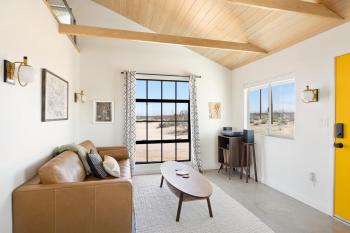 Relax in Style at The Green Jackrabbit - Hot Tub, Record Player home, Sunfair Heights (foto 3)