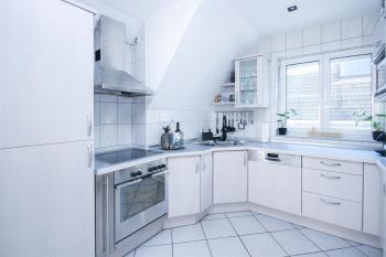 ALFA Stuttgart 3Zi-Maisonette 6 Personen Zuffenhausen nahe Porsche & Bosch l WIFI & SmartTV I 3BR 4 Beds I Kitchen I Bathroom & WC, Штутгарт (фото 5)