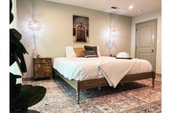 KING Bed / 10min to Dwntwn / Pets / Backyard Deck, Dallas (photo 2)