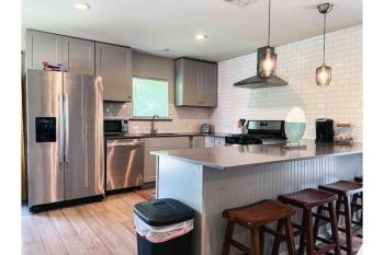 KING Bed / 10min to Dwntwn / Pets / Backyard Deck, Dallas (photo 3)
