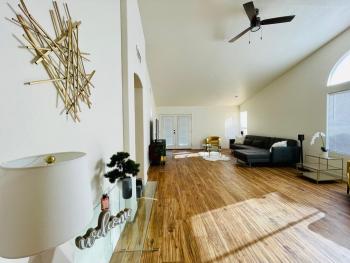 Glendale Gem with Pool & Office in Prime Location, Glendale (zdjęcie 2)
