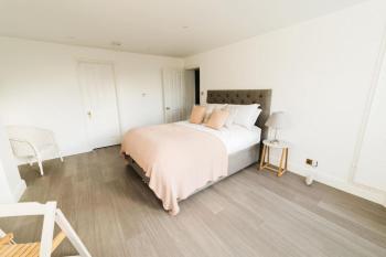 New -Bright -Fresh - with parking & for electric cars, Bath (zdjęcie 2)