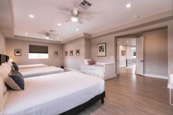 6 bedroom mansion w/ amazing backyard pool!, Las Vegas (photo 3)