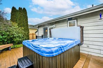 Home with Hot Tub 7 Mi to Edmonds Waterfront!, Lynnwood (photo 2)
