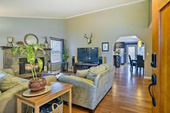 Home with Hot Tub 7 Mi to Edmonds Waterfront!, Lynnwood (photo 4)