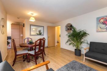 Elegant 2 Bedroom City Centre Apartment - Free Parking - Private Balcony, Edinburgh (photo 4)