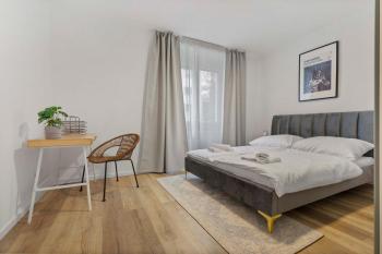 2 BR Apt Steps to Nivy Station, Bratislava (fotografie 4)