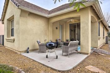 Fire Table, Grill Surprise Cottage with Pool Access, Surprise (foto 2)