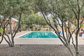 Fire Table, Grill Surprise Cottage with Pool Access, Surprise (foto 3)