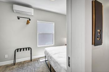 Single Bedroom - Queen Size. Heart of Downtown Vista, Vista (photo 4)