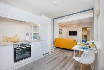 Apartment One - Private Car Park - King Bed - by Ocean City Retreats, Plymouth (fotografie 4)