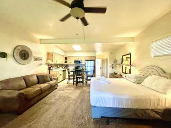 SU13 - Lake view King Studio with full kitchen, deck overlooking Lake Ouachita, king bed and queen sleeper sofa, Mount Ida (Foto 2)