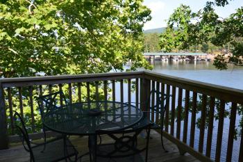C10 - Lake view two bedroom, two bath log-sided, luxury Harbor North loft cottage with hot tub overlooking Lake Ouachita, Mount Ida (foto 4)