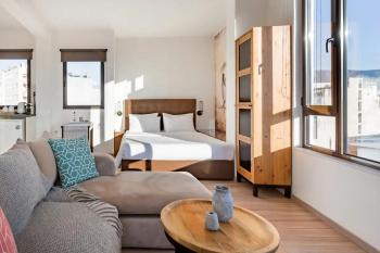 Explore Nightlife Near an Apartment With an Acropolis View, Atény (fotografie 2)