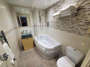 Central Windsor 2 bedroom flat with free parking, Windsor (photo 3)