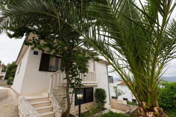 Apartment in Okrug Gornji with sea view, balcony, air conditioning, WiFi 5165-1, Trogir (Foto 2)